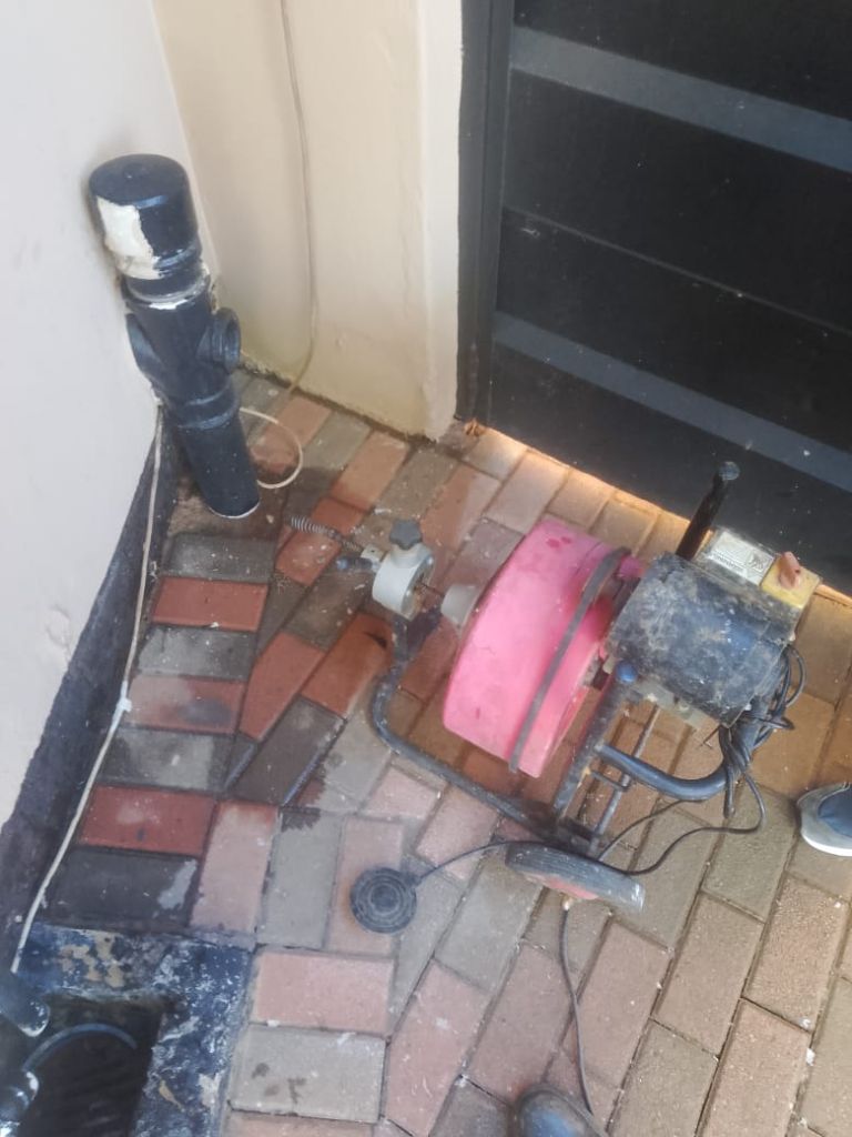 Drain machine clearing blockage